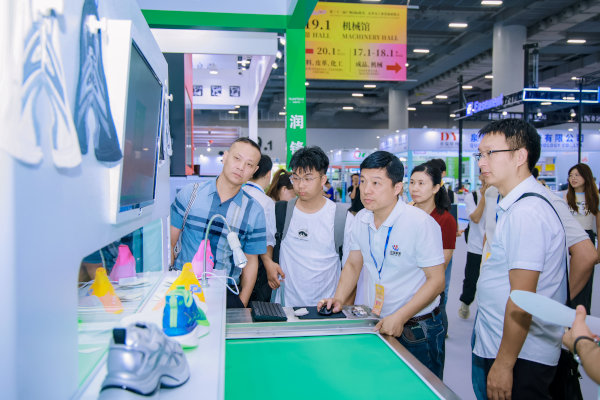 Exhibitor demos shoe lasting machine in Shoes & Leather - Guangzhou