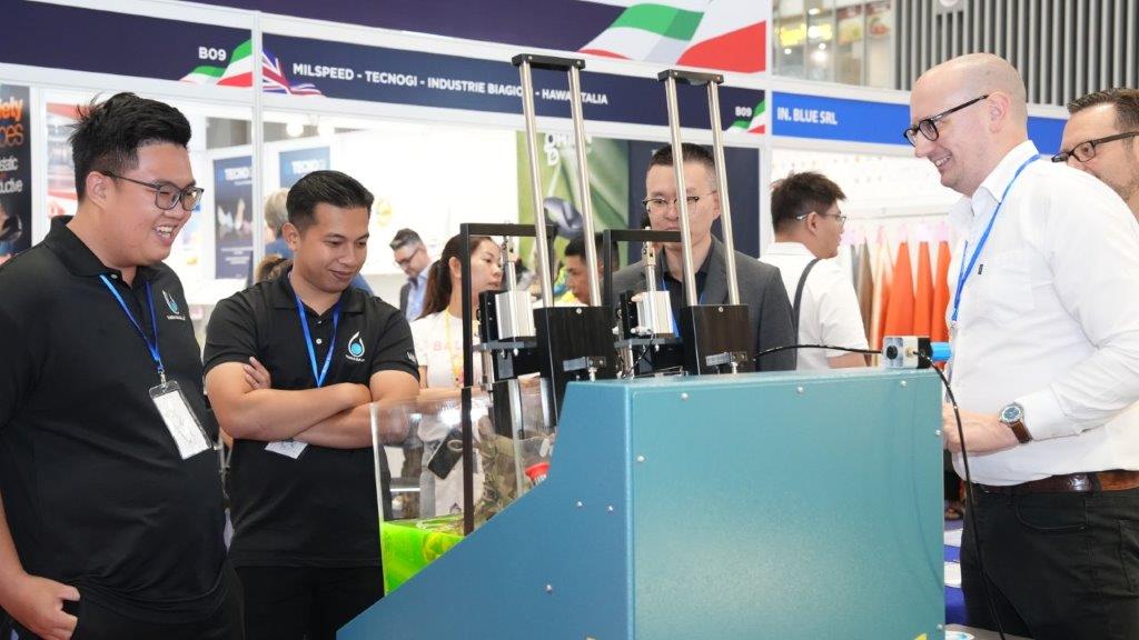 SECC (104) Buyers selecting cutting machine at Shoes and Leather Vietnam by Top Repute Co. Ltd.