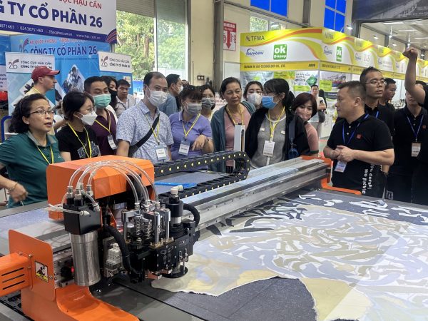 Buyers-discussing-machinery-with-exhibitors-in-Shoes-and-Leather-Hanoi-by-Top-Repute
